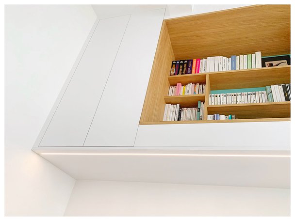 Design d'une bibliothèque suspendue par une architecte d'intérieur à Bruxelles avec niches et étagères en bois
