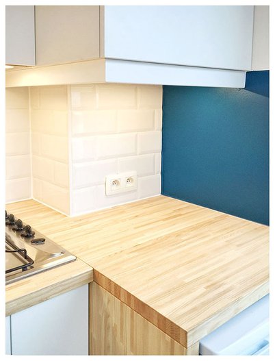 Plan de travail en bois et carrelage métro dans une cuisine à bruxelles avec un architecte d'intérieur