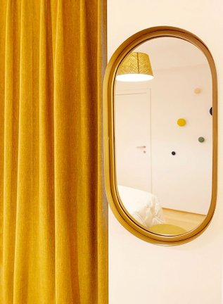 Décoration d'intérieur d'une chambre avec Rideaux dorés